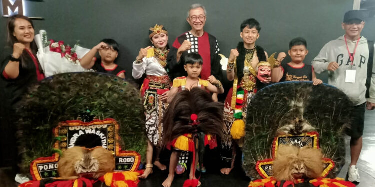 Sanggar Tari Candra Waskhita foto nersama Duta Besar RI untuk Thailand, Rachmat Budiman (tengah pakai kacamata). Foto: Dokumentasi Sanggar  Tari Candra Waskhita.