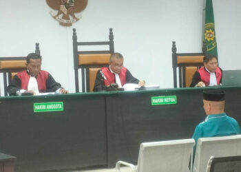 erdakwa kasus dugaan korupsi proyek Kanal Tanggidaa, Romen S. Lantu, mendengarkan pembacaan vonis oleh majelis hakim Pengadilan Tipikor Gorontalo, Senin (22/9/2025).Foto: Lukman/mimoza.tv.