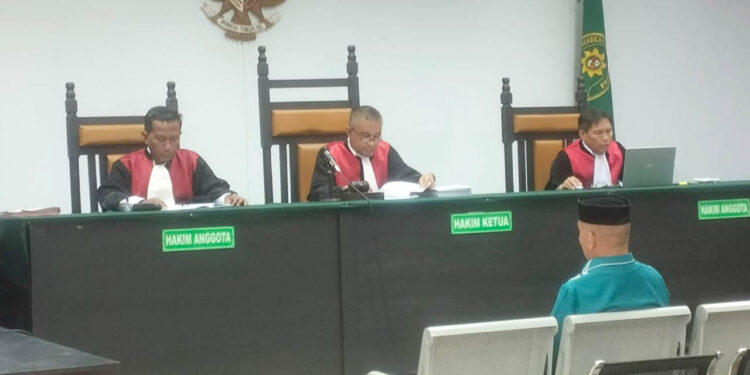 erdakwa kasus dugaan korupsi proyek Kanal Tanggidaa, Romen S. Lantu, mendengarkan pembacaan vonis oleh majelis hakim Pengadilan Tipikor Gorontalo, Senin (22/9/2025).Foto: Lukman/mimoza.tv.