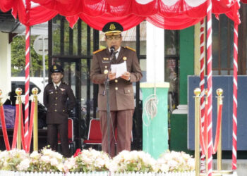 Plh Kajati Gorontalo, Edi Handojo, saat membacakan amanat Jaksa Agung pada upacara peringatan Hari Lahir Kejaksaan ke-88 di Gorontalo, Senin (2/9/2025).