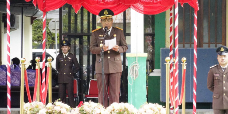 Plh Kajati Gorontalo, Edi Handojo, saat membacakan amanat Jaksa Agung pada upacara peringatan Hari Lahir Kejaksaan ke-88 di Gorontalo, Senin (2/9/2025).