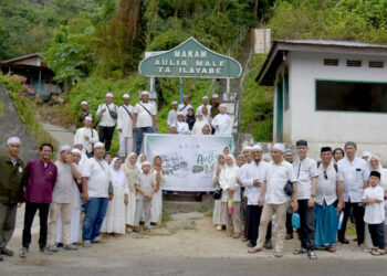 Para jamaah peserta Ziarah Akbar Maulid Nabi 1447 H berfoto bersama di depan Makam Bapu Male Ta Ilayabe, Gorontalo, Ahad (14/9/2025).