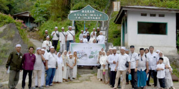 Para jamaah peserta Ziarah Akbar Maulid Nabi 1447 H berfoto bersama di depan Makam Bapu Male Ta Ilayabe, Gorontalo, Ahad (14/9/2025).