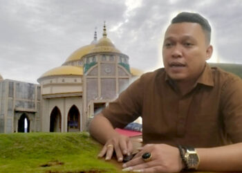Pelaksana Tugas Kepala Seksi Pidana Khusus Kejari Gorontalo Utara, Bagas Prasetyo Utomo dan gambar latar Masjid Jabal Iqro. Foto: Lukman/mimoza.tv.