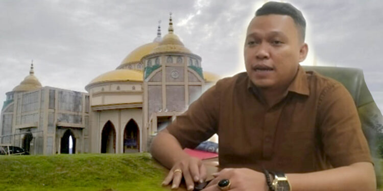 Pelaksana Tugas Kepala Seksi Pidana Khusus Kejari Gorontalo Utara, Bagas Prasetyo Utomo dan gambar latar Masjid Jabal Iqro. Foto: Lukman/mimoza.tv.