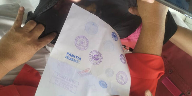 Bidang Tindak Pidana Khusus (Pidsus) Kejaksaan Tinggi (Kejati) Gorontalo mengamankan belasan cap stempel saat melakukan penggeledahan di kantor KONI Provinsi Gorontalo, Rabu (8/10/2025). Foto: Lukman/mimoza.tv.