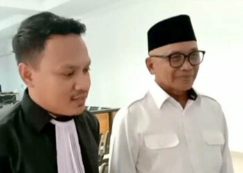 Darwis Moridu didampingi kuasa hukumnya Donal Taliki, SH. (Foto: Istimewa).