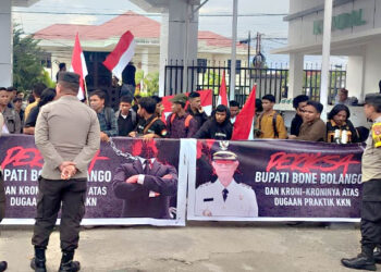 Massa dari Aliansi Mahasiswa Peduli Bone Bolango menggelar aksi unjuk rasa di depan Kantor Kejaksaan Tinggi Gorontalo, Rabu (29/10/2025). Mereka menuntut Kejati untuk memeriksa Bupati Bone Bolango Ismet Mile dan kroninya atas dugaan praktik bagi-bagi proyek dan KKN.