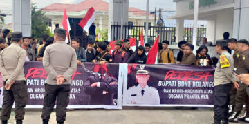 Massa dari Aliansi Mahasiswa Peduli Bone Bolango menggelar aksi unjuk rasa di depan Kantor Kejaksaan Tinggi Gorontalo, Rabu (29/10/2025). Mereka menuntut Kejati untuk memeriksa Bupati Bone Bolango Ismet Mile dan kroninya atas dugaan praktik bagi-bagi proyek dan KKN.