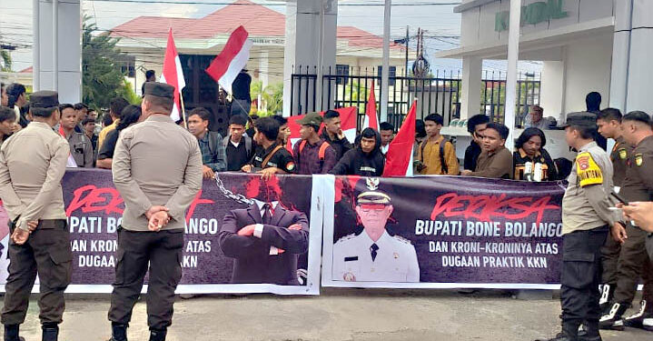 Massa dari Aliansi Mahasiswa Peduli Bone Bolango menggelar aksi unjuk rasa di depan Kantor Kejaksaan Tinggi Gorontalo, Rabu (29/10/2025). Mereka menuntut Kejati untuk memeriksa Bupati Bone Bolango Ismet Mile dan kroninya atas dugaan praktik bagi-bagi proyek dan KKN.