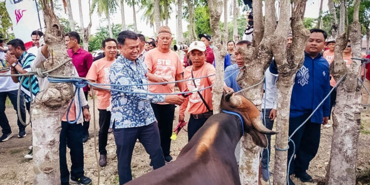 Kepala OJK Provinsi SulutGo, Robert H.P. Sianipar (kemeja corak biru) saat menghadiri kegiatan penandatanganan Perjanjian Kerja Sama (PKS) Pola Kemitraan Penyaluran Kredit Usaha Rakyat (KUR) Skim Ekosistem Ternak Sapi bersama Pemerintah Kabupaten Gorontalo dan PT Bank SulutGo, Kamis (16/10/2025).