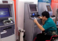 Ilustrasi seorang penyandang disabilitas sedang beraktivitas di mesin ATM. Foto: Istimewa.