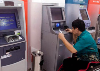 Ilustrasi seorang penyandang disabilitas sedang beraktivitas di mesin ATM. Foto: Istimewa.