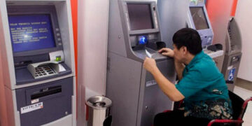 Ilustrasi seorang penyandang disabilitas sedang beraktivitas di mesin ATM. Foto: Istimewa.