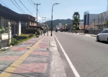 Trotoar di Jalan Nani Wartabone, eks Jalan Pandjaitan, Kota Gorontalo. Foto: Lukman/mimoza.tv