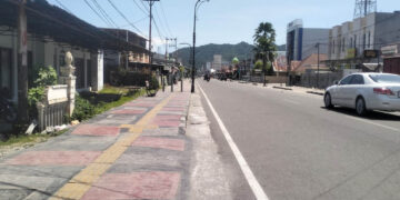 Trotoar di Jalan Nani Wartabone, eks Jalan Pandjaitan, Kota Gorontalo. Foto: Lukman/mimoza.tv