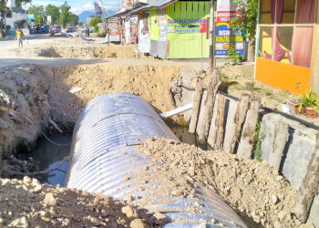 Pengerjaan proyek Kanal Tanggidaa beberapa waktu lalu. Foto: Lukman/mimoza.tv.