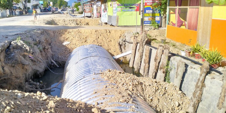 Pengerjaan proyek Kanal Tanggidaa beberapa waktu lalu. Foto: Lukman/mimoza.tv.