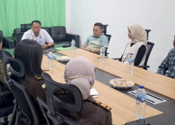 Kepala Kejari Gorontalo Utara Zam Zam Ikhwan, saat menerima audiensi dari Aliansi Mahardika Gorontalo Utara. Foto: Istimewa.