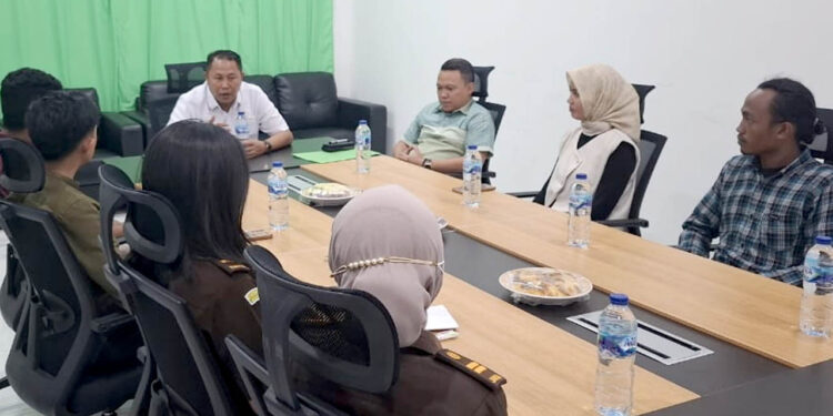 Kepala Kejari Gorontalo Utara Zam Zam Ikhwan, saat menerima audiensi dari Aliansi Mahardika Gorontalo Utara. Foto: Istimewa.