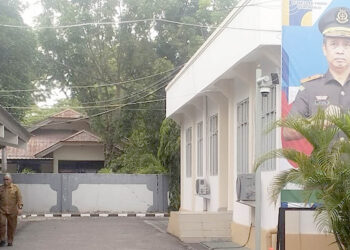 Kepala Dinas Pekerjaan Umum dan Penataan Ruang (PUPR) Provinsi Gorontalo, Aries Ardianto, terlihat keluar dari Gedung Kotak Bidang Pidana Khusus Kejati Gorontalo pada Senin (13/10/2025). Foto: Lukman/mimoza.tv.