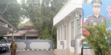 Kepala Dinas Pekerjaan Umum dan Penataan Ruang (PUPR) Provinsi Gorontalo, Aries Ardianto, terlihat keluar dari Gedung Kotak Bidang Pidana Khusus Kejati Gorontalo pada Senin (13/10/2025). Foto: Lukman/mimoza.tv.