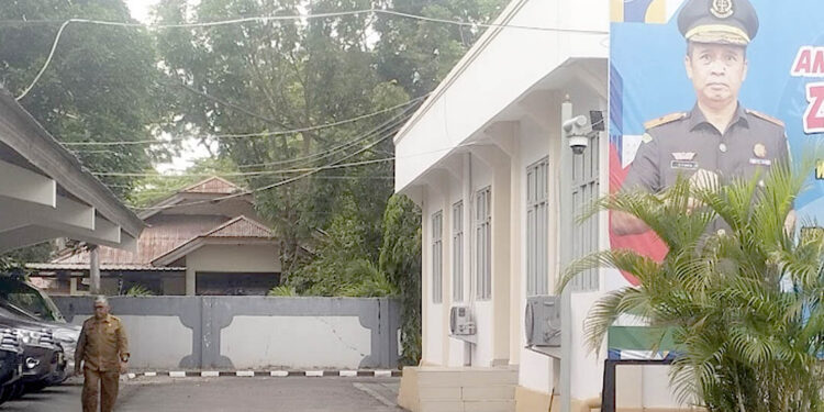 Kepala Dinas Pekerjaan Umum dan Penataan Ruang (PUPR) Provinsi Gorontalo, Aries Ardianto, terlihat keluar dari Gedung Kotak Bidang Pidana Khusus Kejati Gorontalo pada Senin (13/10/2025). Foto: Lukman/mimoza.tv.