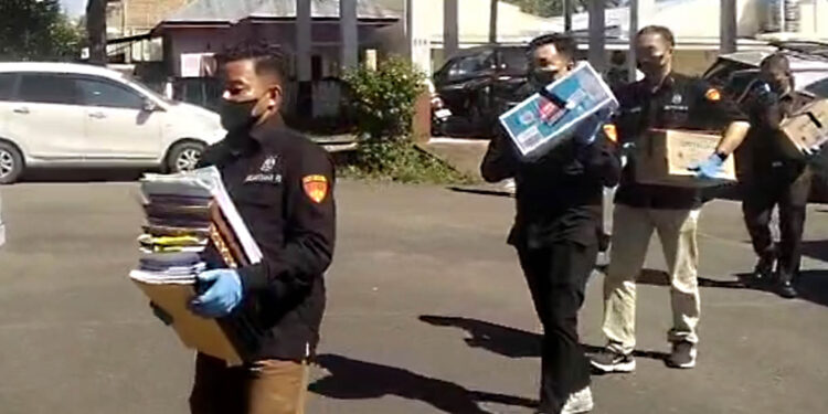 Tim penyidik Kejaksaan Negeri (Kejari) Bone Bolango mengamankan sejumlah dokumen, saat melakukan penggeledahan di Kantor Dinas Pekerjaan Umum dan Penataan Ruang (PUPR) Kabupaten Bone Bolango, Selasa (14/10/2025).Foto: Lukman/mimoza.tv
