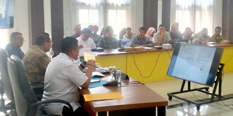 Rapat yang mempertemukan Dirjen Perkebunan Kementerian Pertanian RI, PT Pabrik Gula (PG) Gorontalo, Asosiasi Petani Tebu Rakyat Indonesia (APTRI), dan jajaran Forkopimda Provinsi Gorontalo di Rumah Jabatan Gubernur, Kamis (2/10/2025). Foto: Lukman/mimoza.tv.