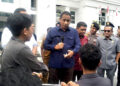 Wakil Ketua DPRD Provinsi Gorontalo, Ridwan Monoarfa, saat menerima aksi unjuk rasa, Senin (13/10/2025). Foto: Lukman/mimoza.tv