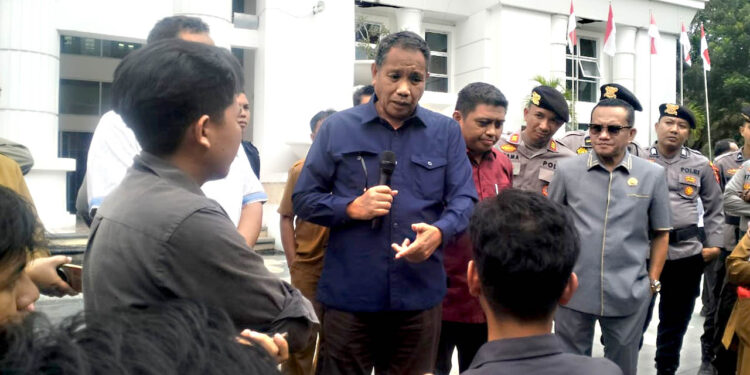 Wakil Ketua DPRD Provinsi Gorontalo, Ridwan Monoarfa, saat menerima aksi unjuk rasa, Senin (13/10/2025). Foto: Lukman/mimoza.tv