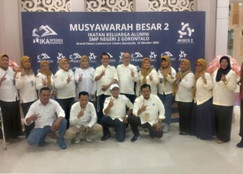 Foto bersama panitia Musyawarah Besar (Mubes) ke-2 Ikatan Keluarga Alumni (IKA) SMP Negeri 2 Gorontalo (SPENDUGO). Mubes itu menetapkan dr. Irawan Huntoyungo, Sp.OT sebagai Ketua Umum Pengurus Besar IKA SPENDUGO periode 2025–2029.