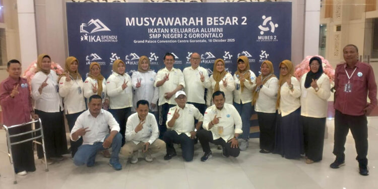 Foto bersama panitia Musyawarah Besar (Mubes) ke-2 Ikatan Keluarga Alumni (IKA) SMP Negeri 2 Gorontalo (SPENDUGO). Mubes itu menetapkan dr. Irawan Huntoyungo, Sp.OT sebagai Ketua Umum Pengurus Besar IKA SPENDUGO periode 2025–2029.
