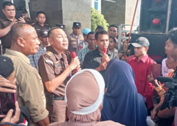 Unjuk rasa  Gerak BOM yang digelar di Kejati Gorontalo, Rabu (8/10/2025). Foto: GP