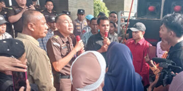 Unjuk rasa  Gerak BOM yang digelar di Kejati Gorontalo, Rabu (8/10/2025). Foto: GP
