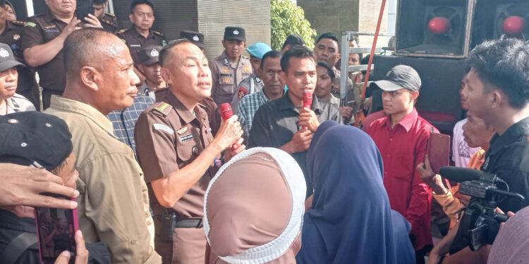 Unjuk rasa  Gerak BOM yang digelar di Kejati Gorontalo, Rabu (8/10/2025). Foto: GP