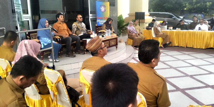 Focus Group Discussion (FGD) bertajuk “Pentingnya Kajian dan Implementatif Budidaya Jagung di Lahan Miring”, yang digelar di Kantor Badan Perencanaan Pembangunan Daerah (Bappeda) Provinsi Gorontalo Selasa (4/11/2025). Foto: Lukman/mimoza.tv.