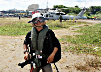 Wartawan saat berfoto dengan latar helikopter Black Hawk milik US Navi, dalam kegiatan Pacific Partnership.