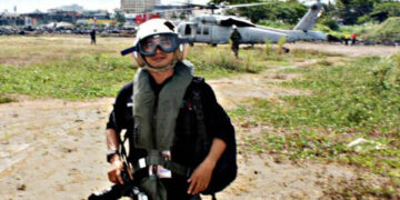 Wartawan saat berfoto dengan latar helikopter Black Hawk milik US Navi, dalam kegiatan Pacific Partnership.