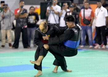 Dua pendekar kelas dunia, Paksi Ghafari Nurgana dan Hanifan Yudani Kusumah, tampil dalam laga ekshibisi yang langsung menyedot perhatian seluruh penonton, Senin (24/11/2025).Foto Iki Muharram