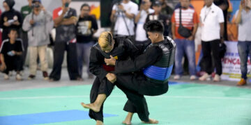 Dua pendekar kelas dunia, Paksi Ghafari Nurgana dan Hanifan Yudani Kusumah, tampil dalam laga ekshibisi yang langsung menyedot perhatian seluruh penonton, Senin (24/11/2025).Foto Iki Muharram