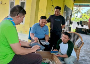 Raynaldo Christian Tumilaar (kaos hijau), saat diskusi bersama pegiat sampah Bone Bolango.