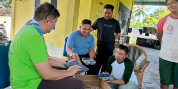 Raynaldo Christian Tumilaar (kaos hijau), saat diskusi bersama pegiat sampah Bone Bolango.
