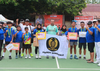Foto bersama White Line Tennis Club (WLTC) White Line Tennis Academi (WiLTA) dengan Ketua PELTI Gorontalo, Dr. Ir. Mohammad Firman (tengah), saat tampil di Kejurnas Palu UNTAD Cup II yang digelar pada tanggal 12 – 16 November 2025.