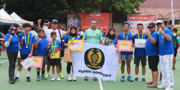 Foto bersama White Line Tennis Club (WLTC) White Line Tennis Academi (WiLTA) dengan Ketua PELTI Gorontalo, Dr. Ir. Mohammad Firman (tengah), saat tampil di Kejurnas Palu UNTAD Cup II yang digelar pada tanggal 12 – 16 November 2025.