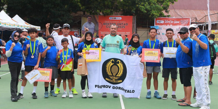 Foto bersama White Line Tennis Club (WLTC) White Line Tennis Academi (WiLTA) dengan Ketua PELTI Gorontalo, Dr. Ir. Mohammad Firman (tengah), saat tampil di Kejurnas Palu UNTAD Cup II yang digelar pada tanggal 12 – 16 November 2025.