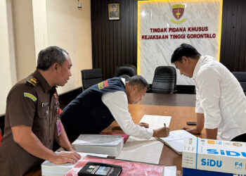 Penyidik Direktorat Reserse Kriminal Khusus (Ditreskrimsus) Polda Gorontalo melimpahkan berkas perkara tersangka RA kepada Jaksa Penuntut Umum (JPU) Kejaksaan Tinggi Gorontalo, Senin (3/11/2025).