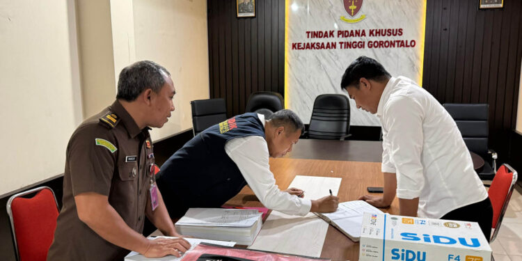 Penyidik Direktorat Reserse Kriminal Khusus (Ditreskrimsus) Polda Gorontalo melimpahkan berkas perkara tersangka RA kepada Jaksa Penuntut Umum (JPU) Kejaksaan Tinggi Gorontalo, Senin (3/11/2025).