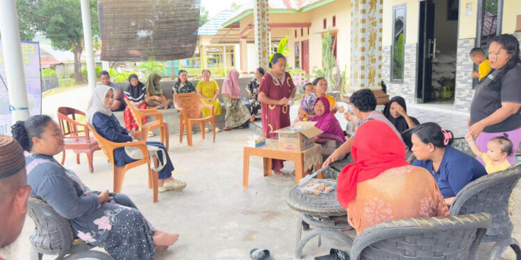 Anggota DPRD Kabupaten Gorontalo Utara, Dheninda Chaerunnisa, saat menggelar reses di dua titik berbeda: Pasar Baru Desa Molu’o dan Desa Leboto, Senin (1/12/2025). Foto: Koleksi pribadi.