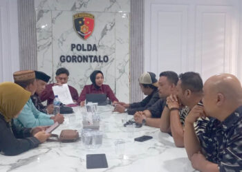 Mediasi antara Kadek Sugiarta dan ZA,di Mapolda Gorontalo, Kamis (4/12/2025). Foto: Jurnalis Gorontalo.
